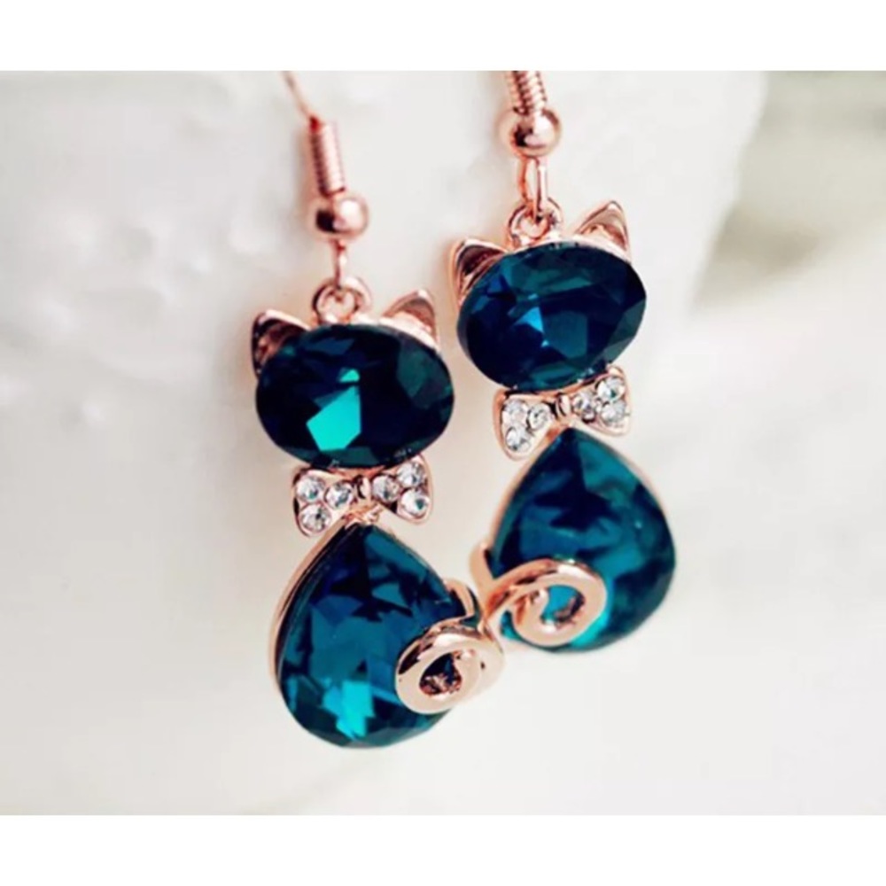 🆕 Emerald Color Bling Cat Stud Earrings - Picture 1 of 5